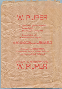 711863 Papieren zakje voor het verpakken van producten, van W. Pijper, Utrechtsche IJzerhandel, Oude Gracht 120 te Utrecht.